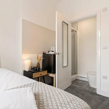 Casa vacanze 4 Bedroom 4 Bathroom House - Location - Free Parking, Fast Wifi And Smart Tvs - Perfect For Contractors And Groups - By Yoko