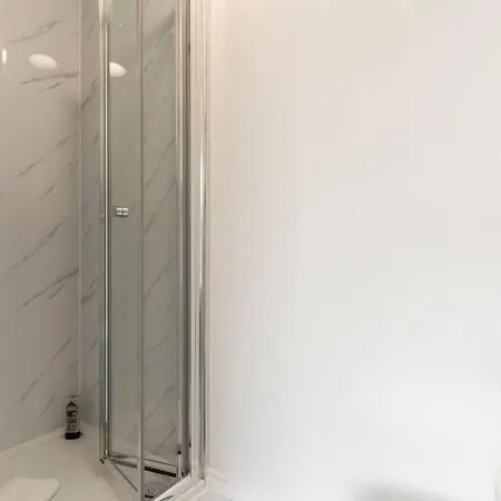 4 Bedroom 4 Bathroom House - Location - Free Parking, Fast Wifi And Smart Tvs - Perfect For Contractors And Groups - By Yoko Casa vacanze Redcar