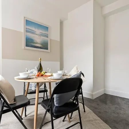 Casa vacanze 4 Bedroom 4 Bathroom House - Location - Free Parking, Fast Wifi And Smart Tvs - Perfect For Contractors And Groups - By Yoko