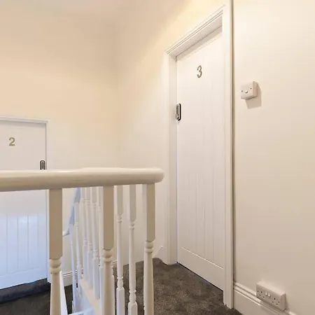 4 Bedroom 4 Bathroom House - Location - Free Parking, Fast Wifi And Smart Tvs - Perfect For Contractors And Groups - By Yoko