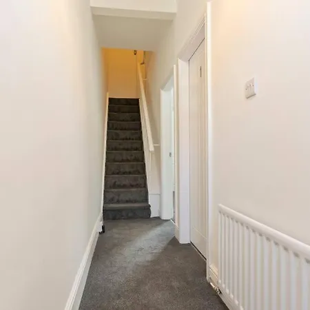 4 Bedroom 4 Bathroom House - Location - Free Parking, Fast Wifi And Smart Tvs - Perfect For Contractors And Groups - By Yoko Casa vacanze *