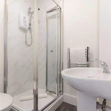 4 Bedroom 4 Bathroom House - Location - Free Parking, Fast Wifi And Smart Tvs - Perfect For Contractors And Groups - By Yoko Casa vacanze Redcar