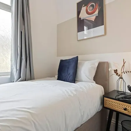 4 Bedroom 4 Bathroom House - Location - Free Parking, Fast Wifi And Smart Tvs - Perfect For Contractors And Groups - By Yoko * Redcar