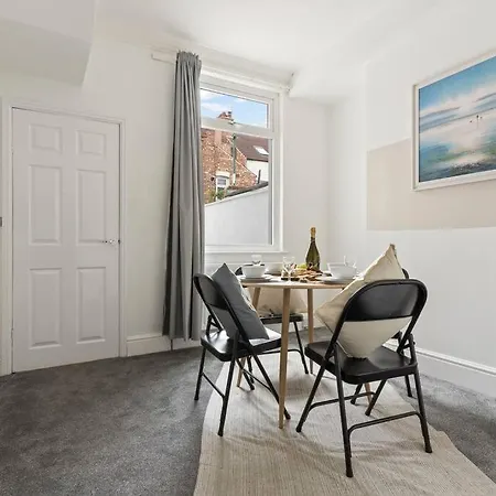 4 Bedroom 4 Bathroom House - Location - Free Parking, Fast Wifi And Smart Tvs - Perfect For Contractors And Groups - By Yoko Casa vacanze Redcar