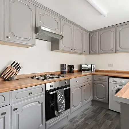 Casa vacanze 4 Bedroom 4 Bathroom House - Location - Free Parking, Fast Wifi And Smart Tvs - Perfect For Contractors And Groups - By Yoko