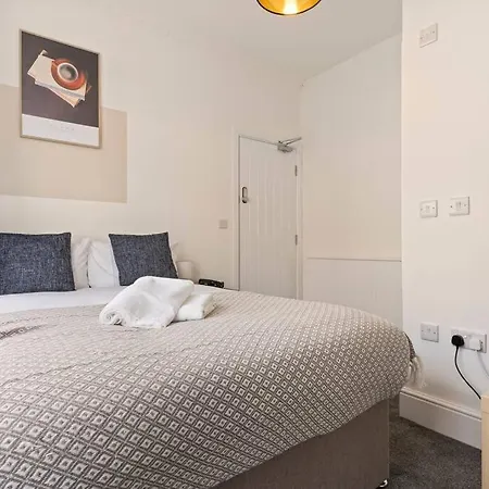 4 Bedroom 4 Bathroom House - Location - Free Parking, Fast Wifi And Smart Tvs - Perfect For Contractors And Groups - By Yoko