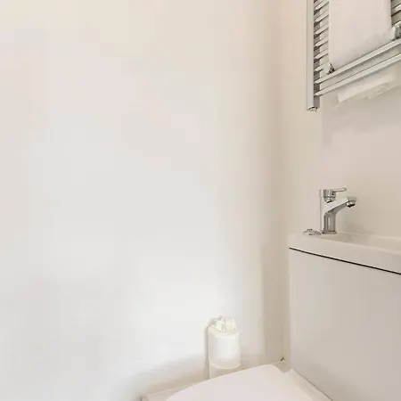 4 Bedroom 4 Bathroom House - Location - Free Parking, Fast Wifi And Smart Tvs - Perfect For Contractors And Groups - By Yoko Сasa de vacaciones *