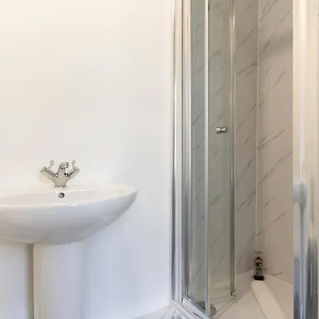4 Bedroom 4 Bathroom House - Location - Free Parking, Fast Wifi And Smart Tvs - Perfect For Contractors And Groups - By Yoko Сasa de vacaciones