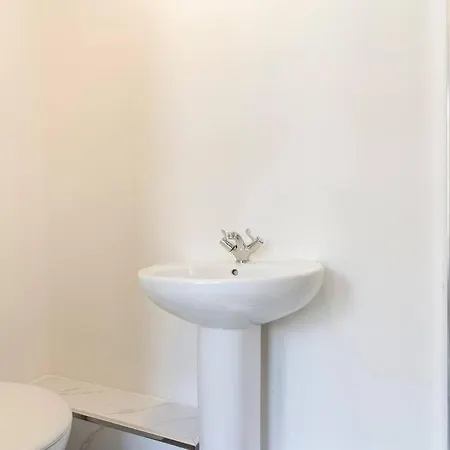 4 Bedroom 4 Bathroom House - Location - Free Parking, Fast Wifi And Smart Tvs - Perfect For Contractors And Groups - By Yoko *