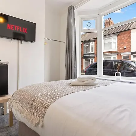 4 Bedroom 4 Bathroom House - Location - Free Parking, Fast Wifi And Smart Tvs - Perfect For Contractors And Groups - By Yoko